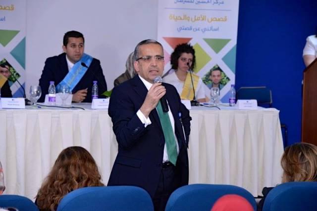 مجموعة من الناجين من مرض السرطان يتحدثون عن تجاربهم مع مرض السرطان في جلسة بعنوان "قصص الأمل والحياة"