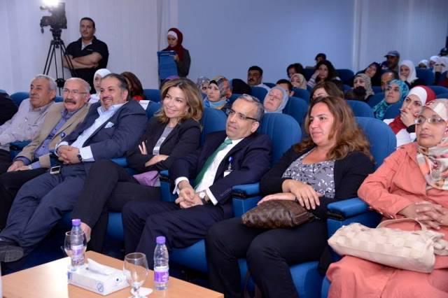مجموعة من الناجين من مرض السرطان يتحدثون عن تجاربهم مع مرض السرطان في جلسة بعنوان "قصص الأمل والحياة"