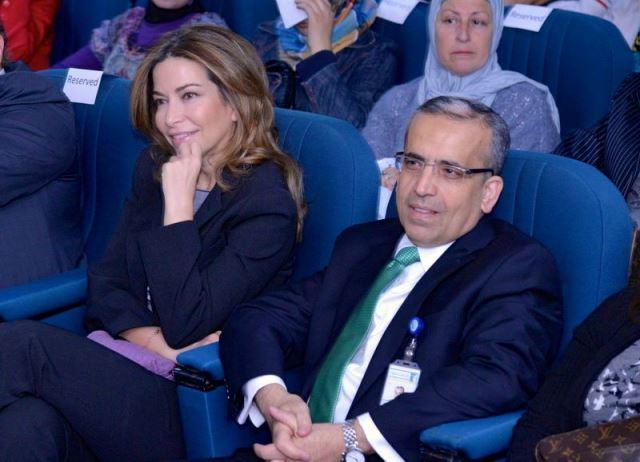 مجموعة من الناجين من مرض السرطان يتحدثون عن تجاربهم مع مرض السرطان في جلسة بعنوان "قصص الأمل والحياة"
