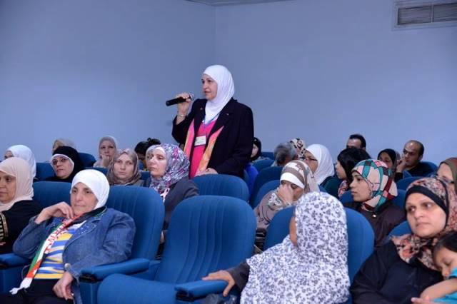 مجموعة من الناجين من مرض السرطان يتحدثون عن تجاربهم مع مرض السرطان في جلسة بعنوان "قصص الأمل والحياة"